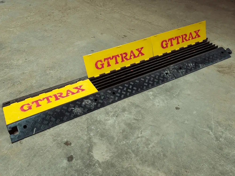 Cable ramp with yellow hinged lids