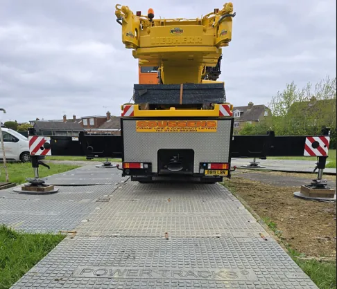 Mobile crane on trackway mats